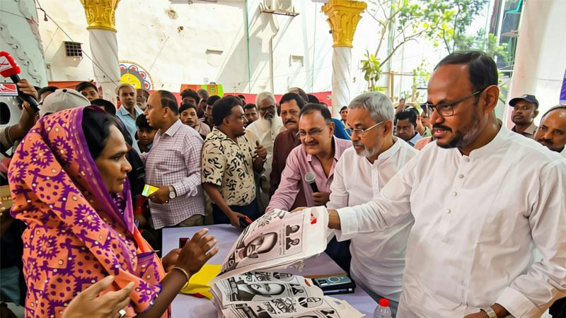 দুর্গাপূজা উপলক্ষে সনাতন ধর্মাবলম্বীদের উপহার দিলেন প্রতিমন্ত্রী টুকু