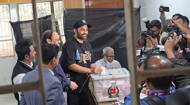 চট্টগ্রামে ভোট দিলেন ক্রিকেটার তামিম ইকবাল