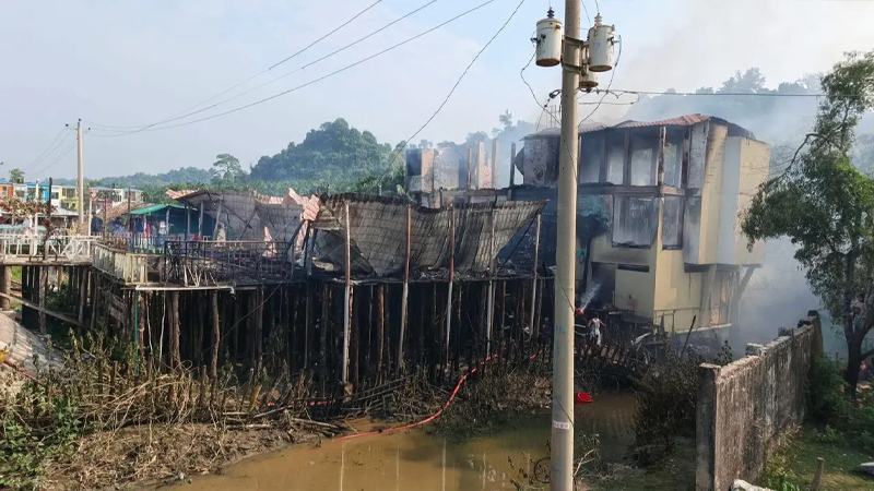 কক্সবাজারে রিসোর্টে আগুনে মৃতের সংখ্যা বেড়ে ১০