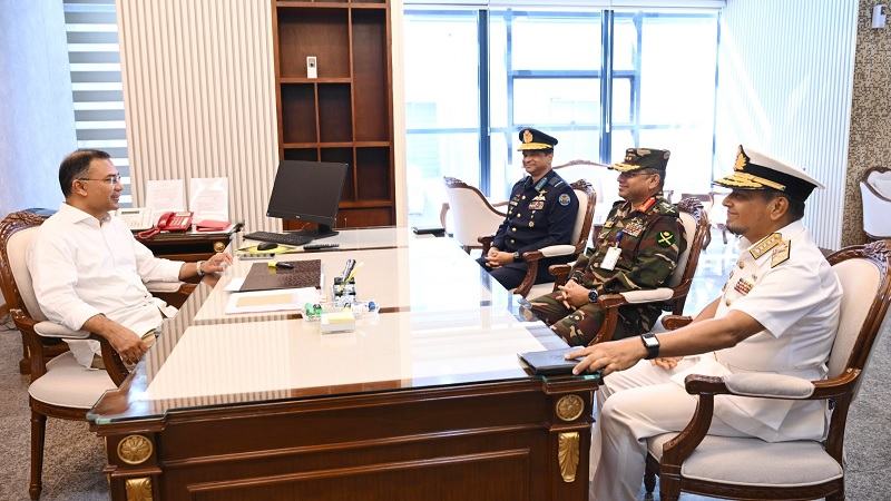প্রধানমন্ত্রীর সঙ্গে তিন বাহিনী প্রধানের বৈঠক