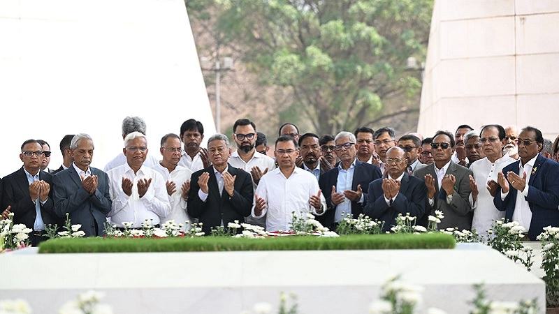 জিয়াউর রহমান ও খালেদা জিয়ার সমাধিতে প্রধানমন্ত্রী ও মন্ত্রিসভার শ্রদ্ধা
