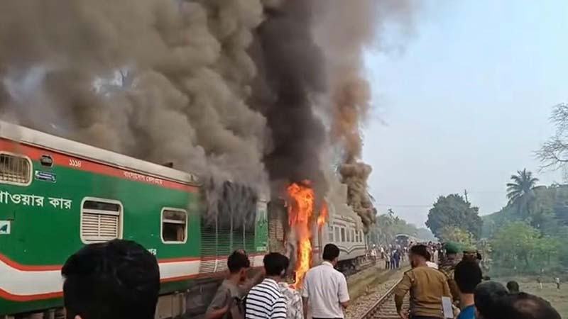 চট্টলা এক্সপ্রেস ট্রেনে আগুন, অল্পের জন্য রক্ষা পেলেন যাত্রীরা