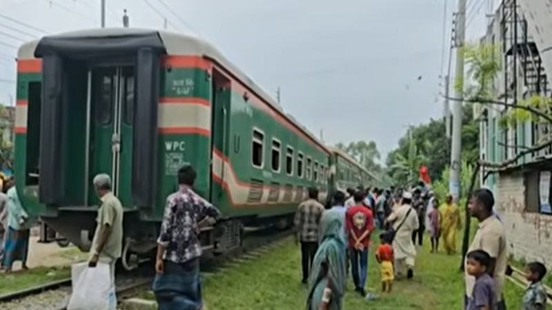 ময়মনসিংহে ব্রহ্মপুত্র এক্সপ্রেস উদ্ধারে এসে লাইনচ্যুত ‘রিলিফ ট্রেন’