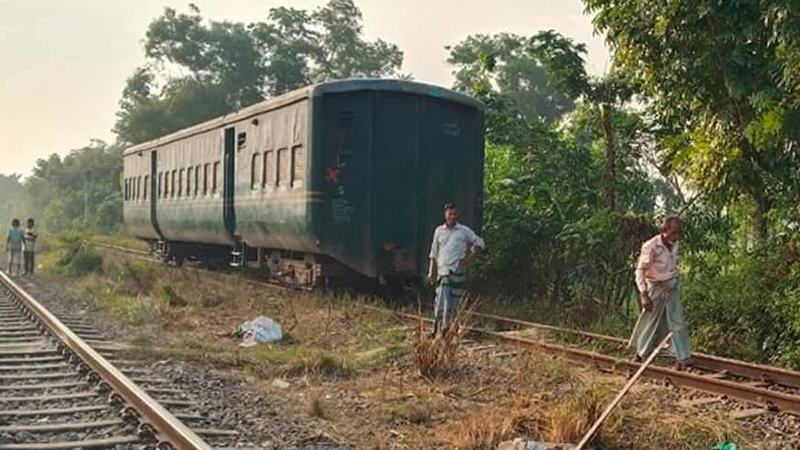 লাইনচ্যুতির ২০ ঘণ্টা পর কর্ণফুলী এক্সপ্রেসের বগি উদ্ধার