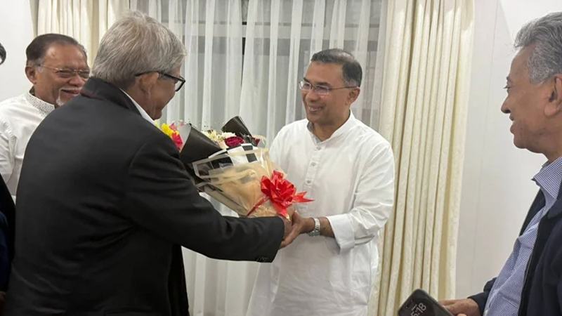তারেক রহমানকে ফুলেল শুভেচ্ছা জানালেন মির্জা ফখরুল