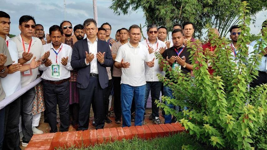 শহীদ ওয়াসিমের কবর জিয়ারত করলেন প্রধানমন্ত্রী, পরিবারকে দিলেন ২০ লাখ টাকার সঞ্চয়পত্র