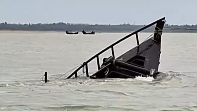 কক্সবাজারে ঢেউয়ের ধাক্কায় ট্রলার দ্বিখণ্ডিত, নিখোঁজ নিউজিল্যান্ডের শিশু