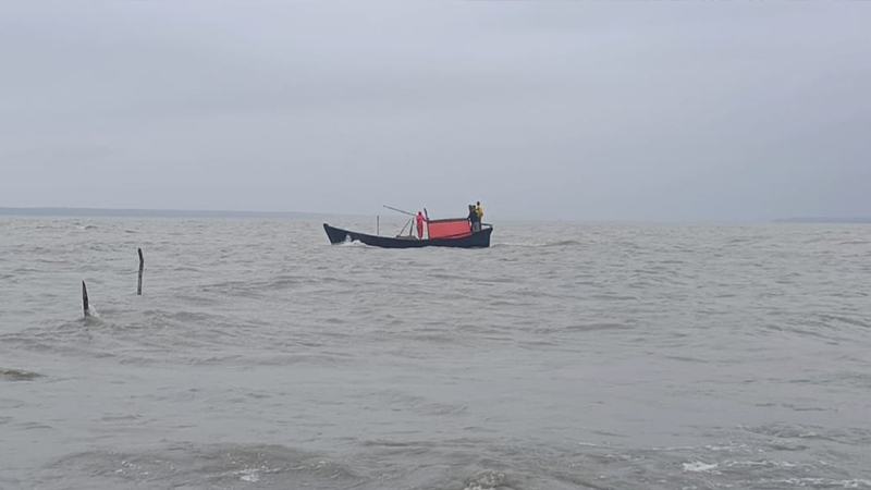 বঙ্গোপসাগরে ট্রলারডুবি, ১১ জেলেকে উদ্ধার, নিখোঁজ ২