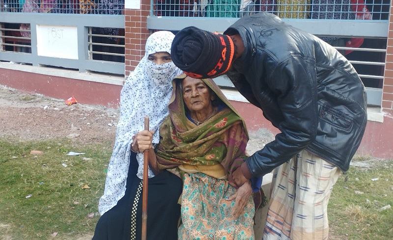 ছেলের কাঁধে ভর দিয়ে ভোট কেন্দ্রে ১১৫ বছর বয়সী খাজামন বিবি
