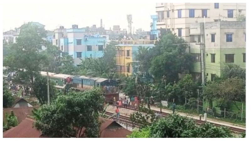ইঞ্জিন বিকল হয়ে মাঝপথে থেমে গেল চলন্ত ট্রেন