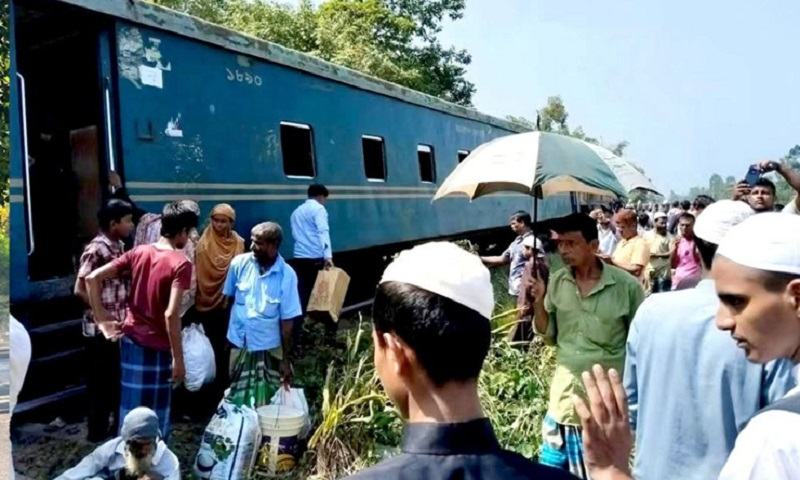 লাকসামে কর্ণফুলী ট্রেনের তিন বগি লাইনচ্যুত, আপলাইনে চলাচল বন্ধ