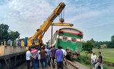 মির্জাপুরে সাড়ে তিন ঘণ্টা পর ট্রেনের লাইনচ্যুত বগি উদ্ধারকাজ শুরু