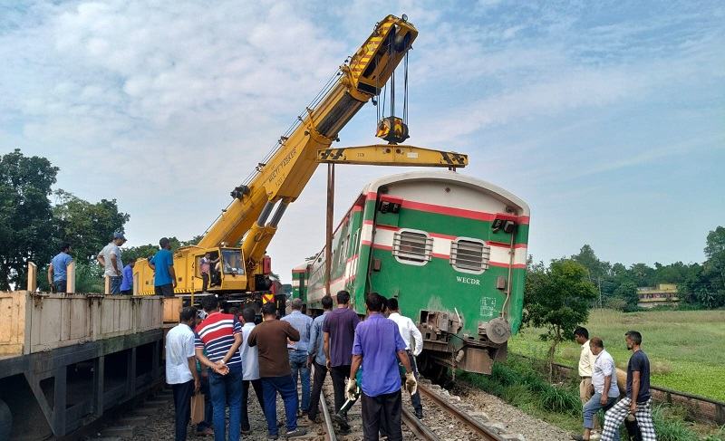 মির্জাপুরে সাড়ে তিন ঘণ্টা পর ট্রেনের লাইনচ্যুত বগি উদ্ধারকাজ শুরু