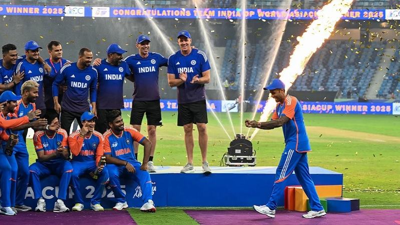 ট্রফি ছাড়াই উদযাপন ভারতের, বিতর্ক ছাড়েনি পুরষ্কার বিতরণীকেও
