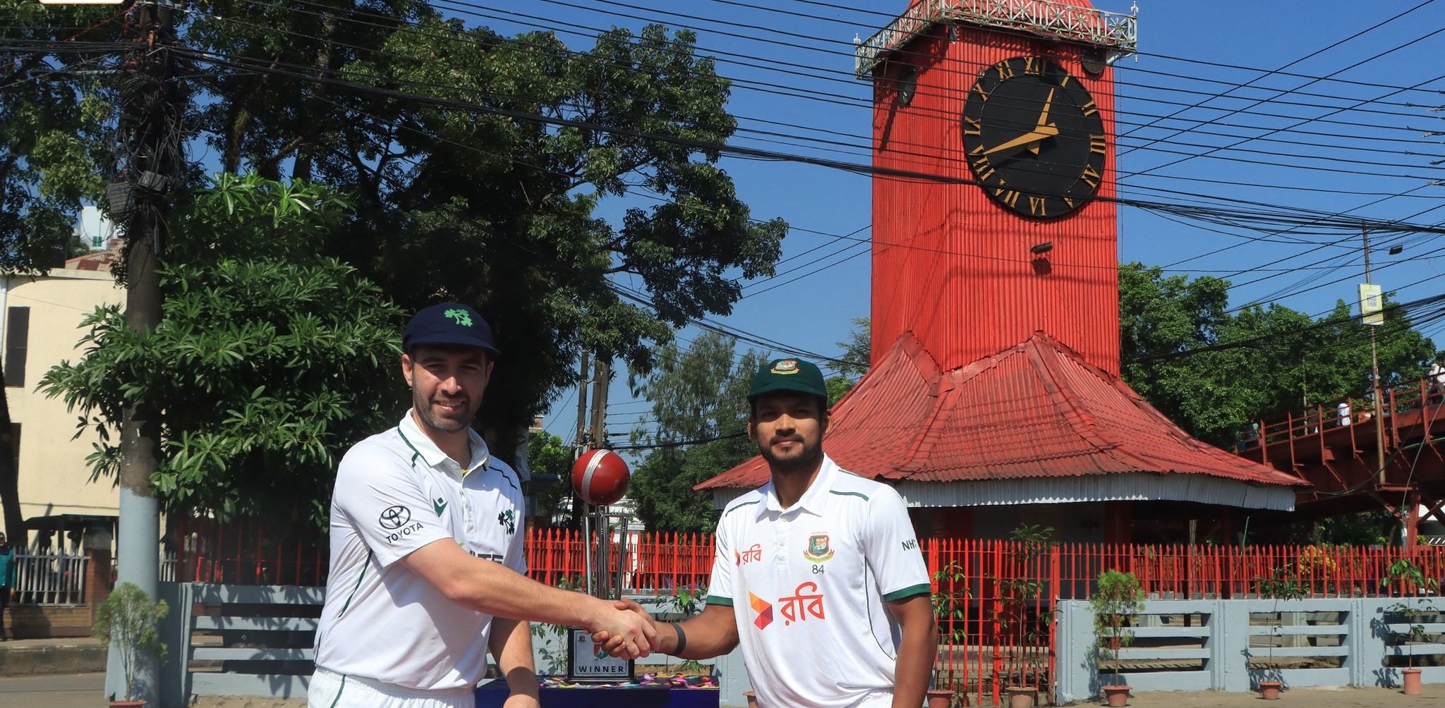 আলী আমজাদের ঘড়ি ও কিন ব্রিজের পাশে ট্রফি উন্মোচন