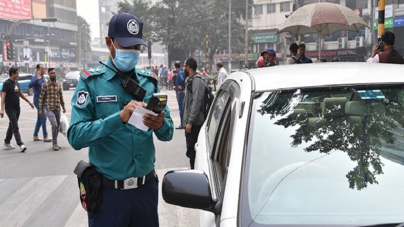 রাজধানীতে ট্রাফিক আইন লঙ্ঘনে ১৫২৬ মামলা