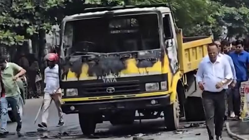 মিরপুরে ফুটপাত উচ্ছেদ ঘিরে সংঘর্ষ, ডিএনসিসির ৩ গাড়িতে আগুন