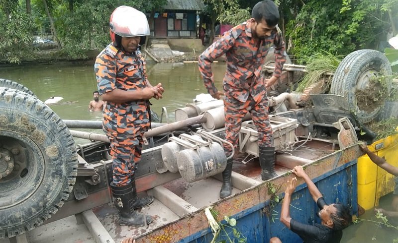 বরিশালে ট্রাক উল্টে পুকুরে, বেদে সম্প্রদায়ের ২ জন নিহত
