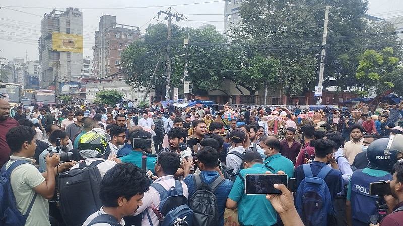 ভিসির পদত্যাগ দাবিতে সড়ক অবরোধ ইউআইইউ শিক্ষার্থীদের, পুলিশের বিরুদ্ধে লাঠিপেটার অভিযোগ
