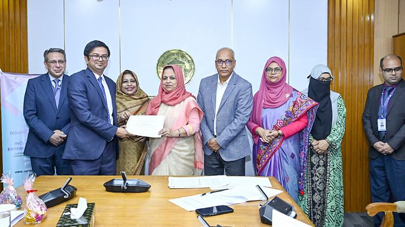 বাংলাদেশ ব্যাংক থেকে প্রশংসাপত্র অর্জন ইউনাইটেড ফাইন্যান্সের
