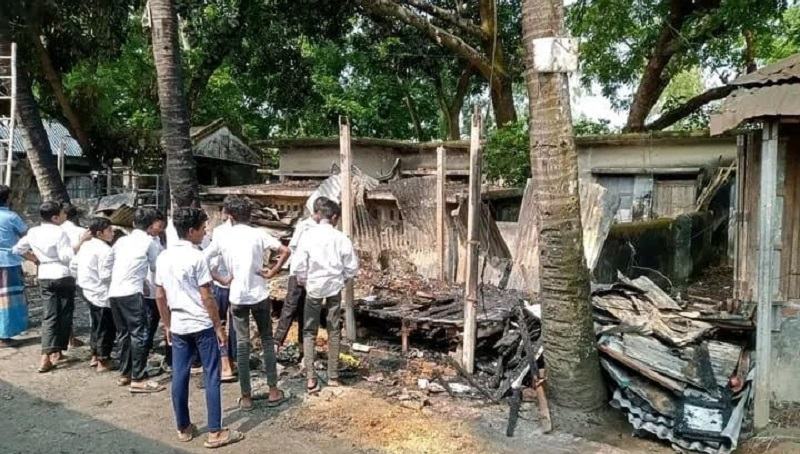 গাইবান্ধায় আগুনে পুড়ল ৩ দোকান
