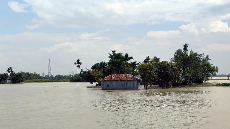 তিস্তার পানি বিপদসীমার উপরে, পানিবন্দি  নদীপাড়ের মানুষ
