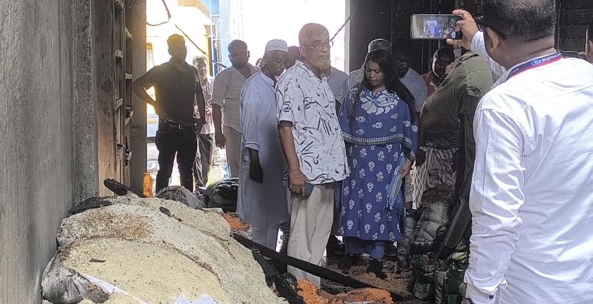 মাদারীপুরে আগুনে পুড়ল গুদামে রাখা টিসিবির পণ্য, ১০ লাখ টাকার ক্ষতি