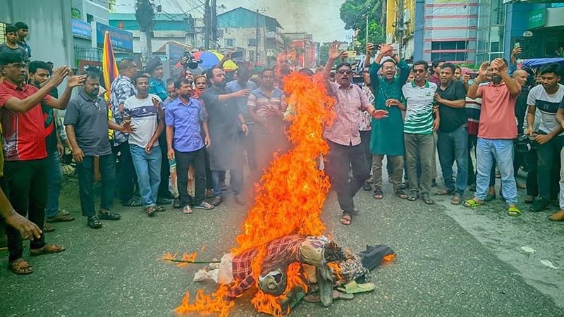 জাপার বহিষ্কৃত তিন নেতাকে রংপুরে অবাঞ্ছিত ঘোষণা ও কুশপুত্তলিকা দাহ
