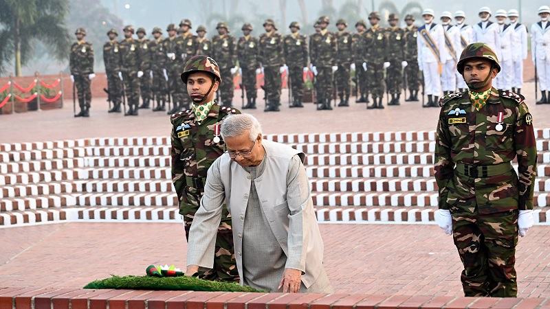 বিজয় দিবসে মুক্তিযুদ্ধের শহীদদের প্রতি প্রধান উপদেষ্টার শ্রদ্ধা