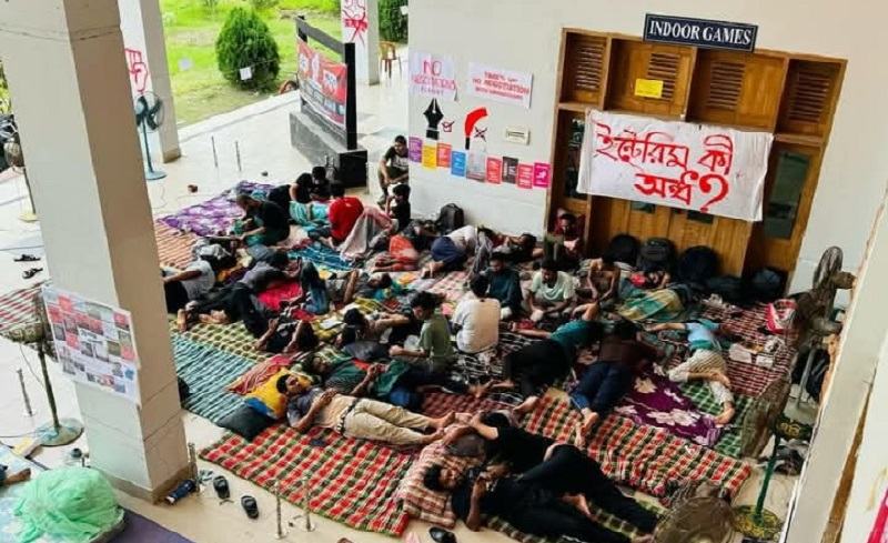 উপাচার্য অপসারণের দাবিতে কুয়েটে ৩২ শিক্ষার্থীর আমরণ অনশন