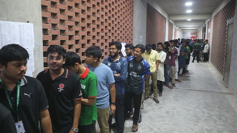 জাকসুতে ভোটগ্রহণ চলছে, অব্যবস্থাপনার অভিযোগ কোনো কোনো প্রার্থীর