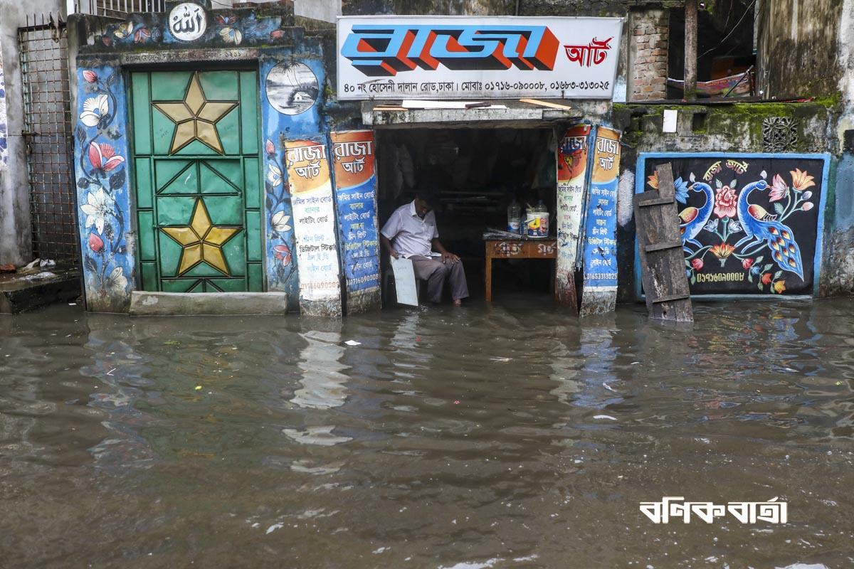 রাজধানীতে স্বস্তির বৃষ্টিতে ভোগান্তি