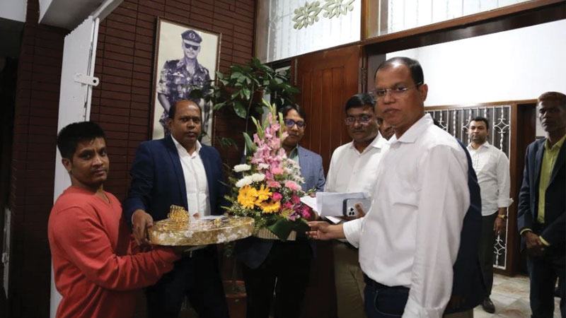 তারেক রহমানকে ফুলেল শুভেচ্ছা ও মিষ্টি পাঠালেন মমতা বন্দ্যোপাধ্যায়