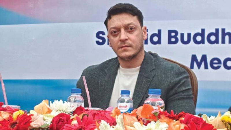 বিশ্বকাপজয়ী ফুটবল তারকা মেসুত ওজিল ঢাকা বিশ্ববিদ্যালয়ে