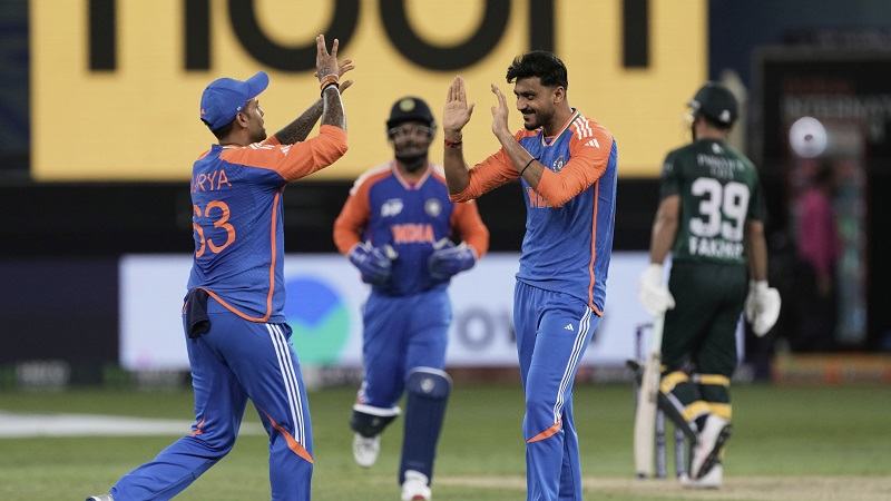 পাকিস্তানকে হেসেখেলে হারাল ভারত