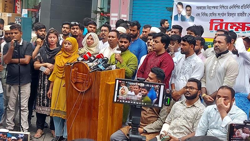 দায়িত্ব শেষ হওয়ার আগে ড. ইউনূসকে পদত্যাগ করতে দেব না: রাশেদ খান