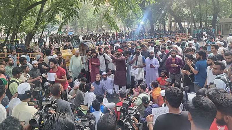 যমুনার সামনে রাতে শুরু হওয়া বিক্ষোভ চলছে সকালেও