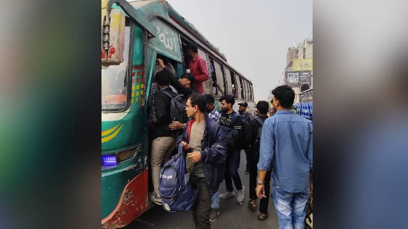 সড়কে গণপরিবহন সংকট, দ্বিগুণ-তিনগুণ ভাড়া আদায়ের অভিযোগ