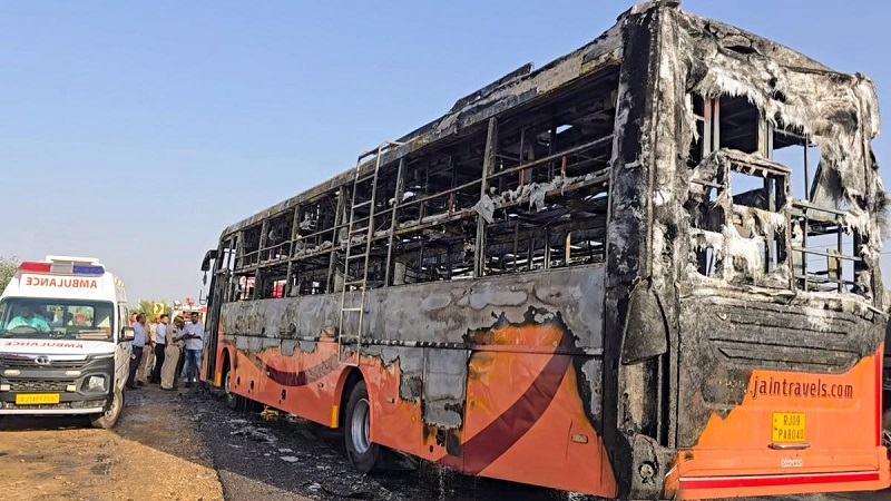 ভারতের রাজস্থানে চলন্ত বাসে আগুন, নিহত অন্তত ২০