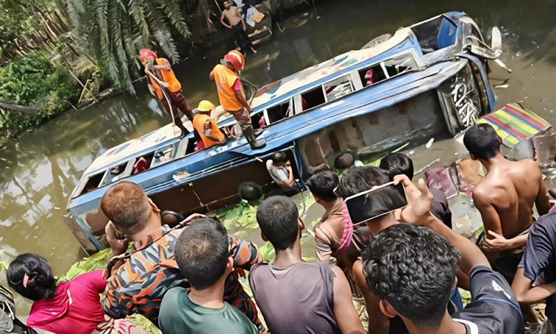 খুলনায় নিয়ন্ত্রণ হারিয়ে বাস পুকুরে, নিহত ১