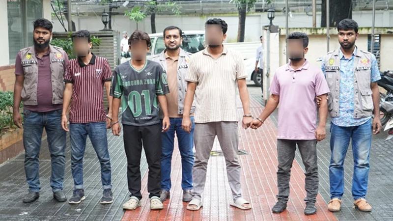 যাত্রাবাড়ীতে ককটেল বিস্ফোরণের ঘটনায় গ্রেফতার ৪, ককটেল উদ্ধার