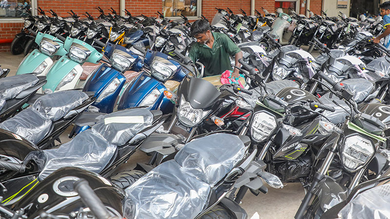 জ্বালানি সংকটের ধাক্কা দেশের মোটরসাইকেলের বাজারে | বণিক বার্তা