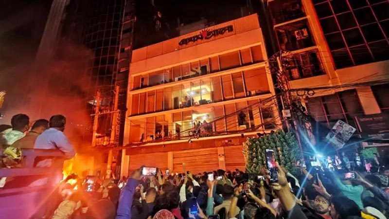 Prothom Alo, Daily Star suspend print, online operations after arson  attacks | Bonikbarta